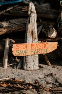 un panneau en bois qui dit stop plastique sauve la terre