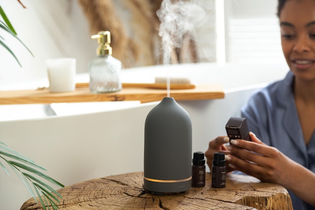 Intégrez les huiles essentielles pour dynamiser et sublimer vos matins
