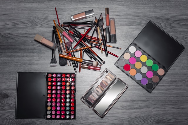 Le guide essentiel pour des pinceaux à maquillage impeccablement propres