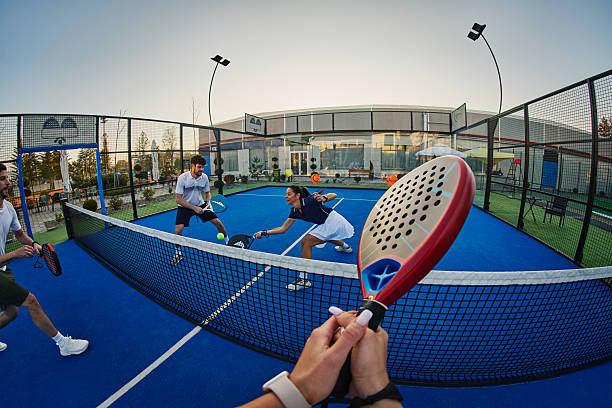 Comment adapter un projet pour faire construire un terrain de tennis dans une zone touristique très fréquentée ?