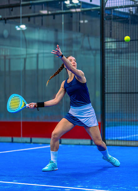 Quel constructeur court de tennis choisir pour un projet en zone montagneuse ?