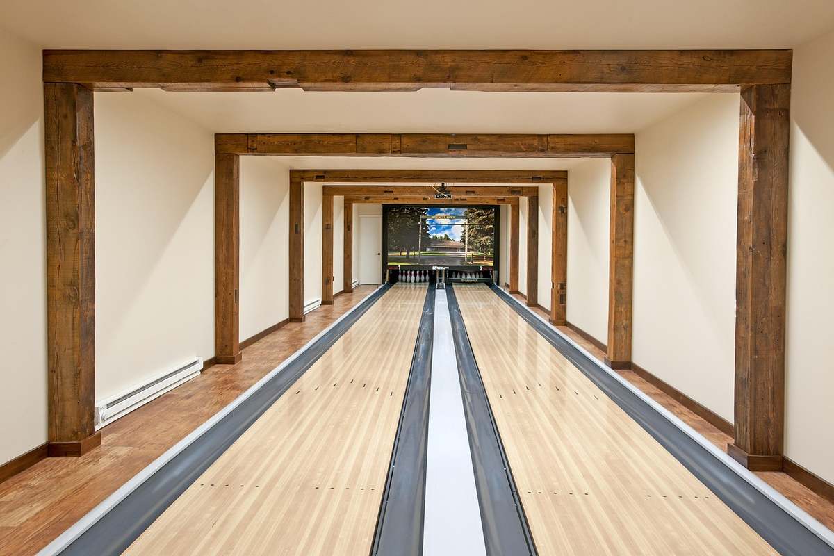 Une boule de bowling posée sur la piste