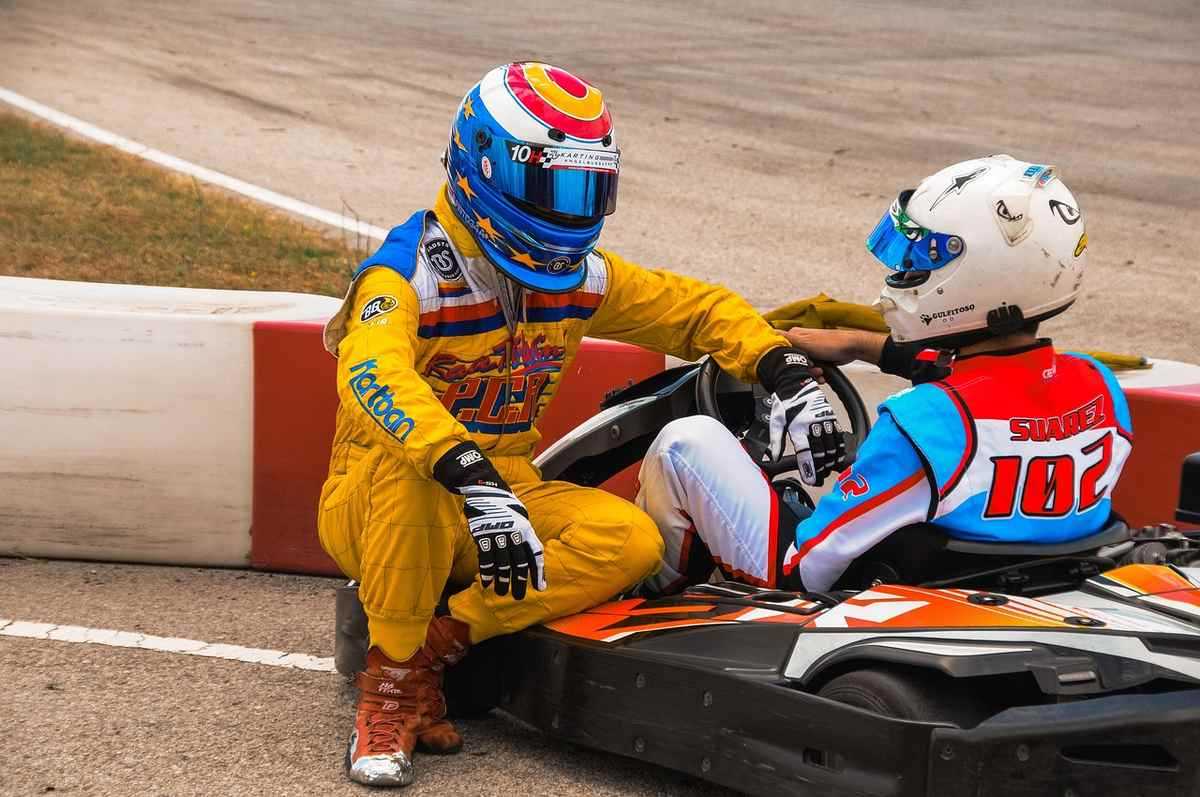 Pilotes de karting sur une piste