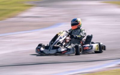 Un pilote en kart de course sur circuit, vitesse ressentie