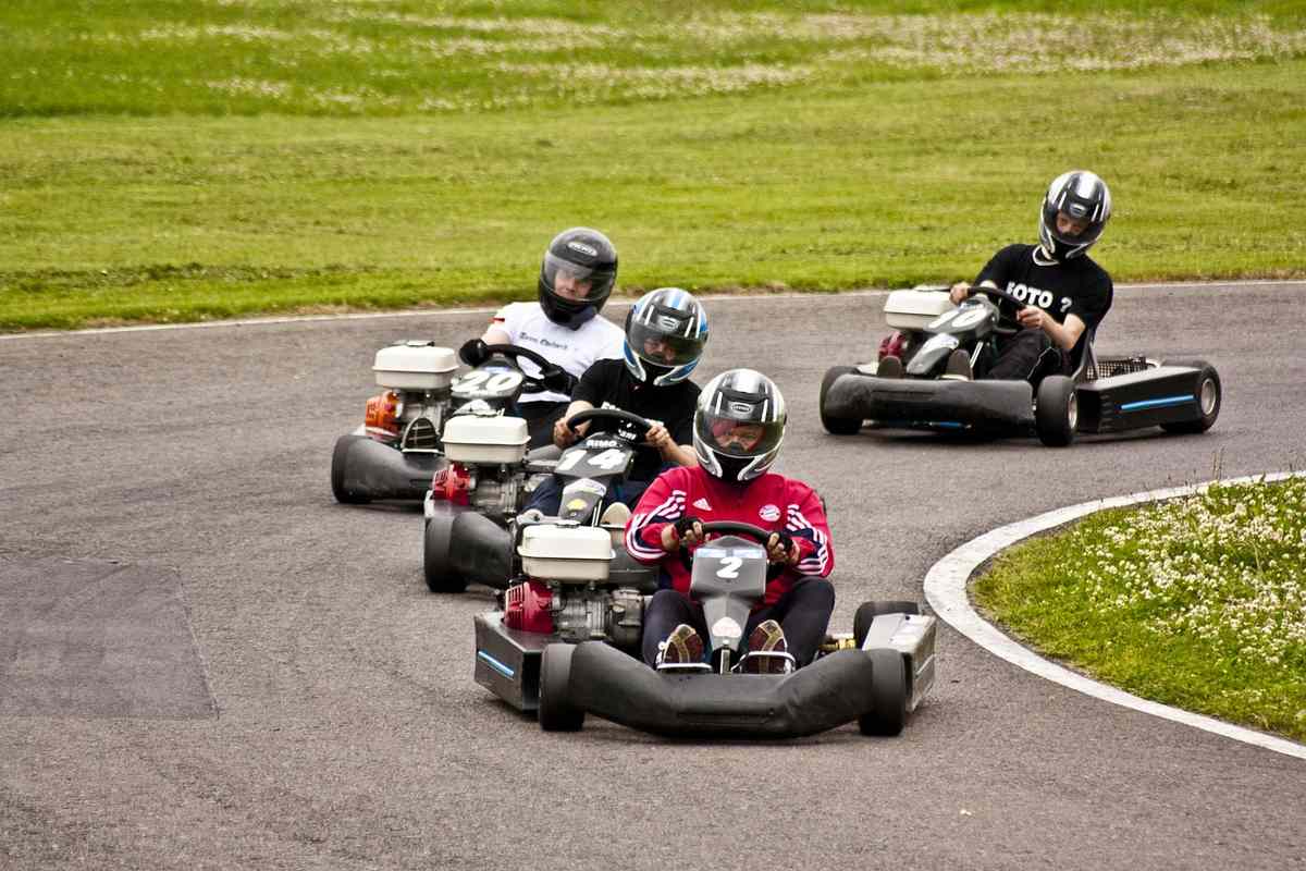 Karting sur une piste avec des personnes Karting sur une piste avec des personnes