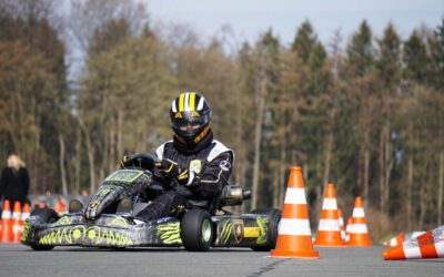 Un pilote en karting porte un casque et conduit un kart entre cônes