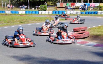 Karting sur piste, 6 karts, 6 pilotes, pneus rouges, pneus bleus