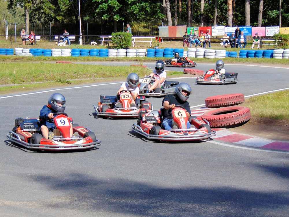 Karting sur piste, 6 karts, 6 pilotes, pneus rouges, pneus bleus